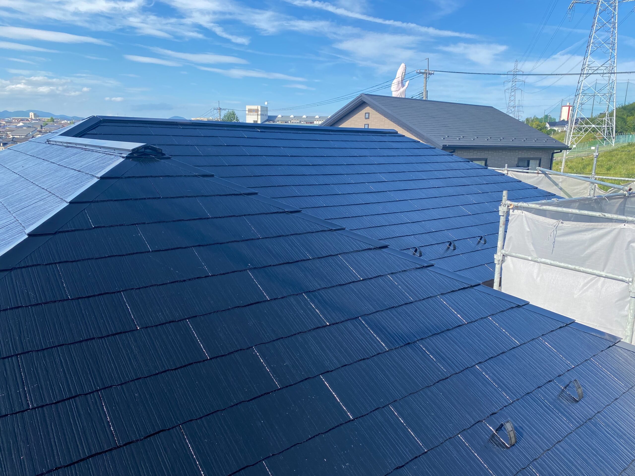 屋根塗装作業中の職人